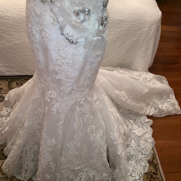 Enzoani Dakota wedding dress belt & veil included - Picture 2 of 16